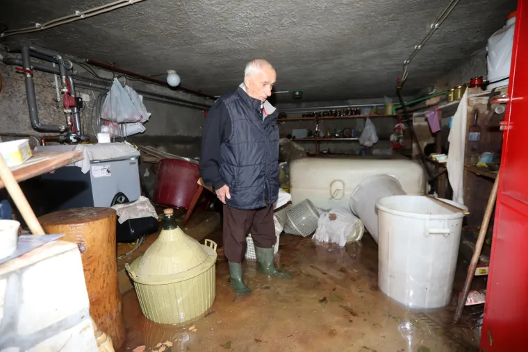 Ove fotografije svjedoče razmjerima katastrofe u Novom Vinodolskom, ljudi su spašavali što se spasiti da
