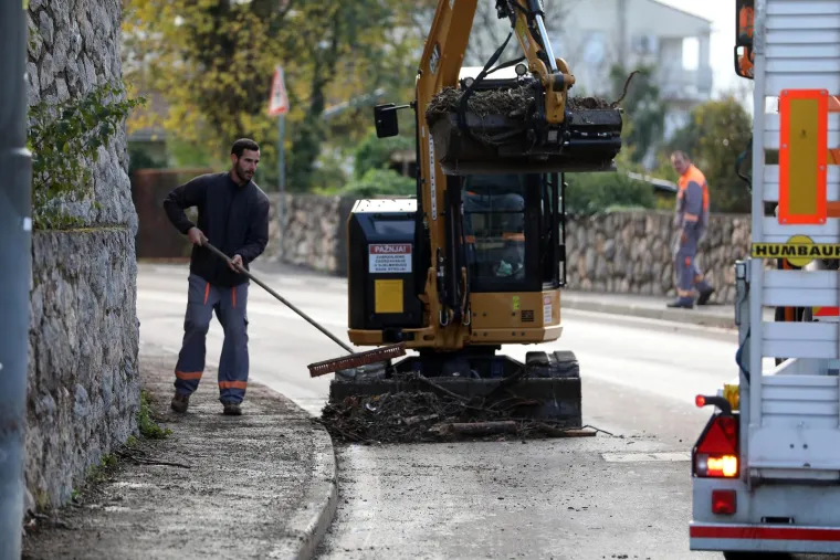 Ove fotografije svjedoče razmjerima katastrofe u Novom Vinodolskom, ljudi su spašavali što se spasiti da