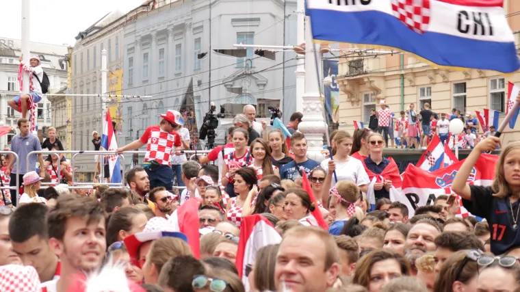 POGLEDAJTE KAKO JE IZGLEDAO SPEKTAKULARAN DOČEK VATRENIH NA TRGU: Oko pola milijuna građana slavilo je povijesni uspjeh