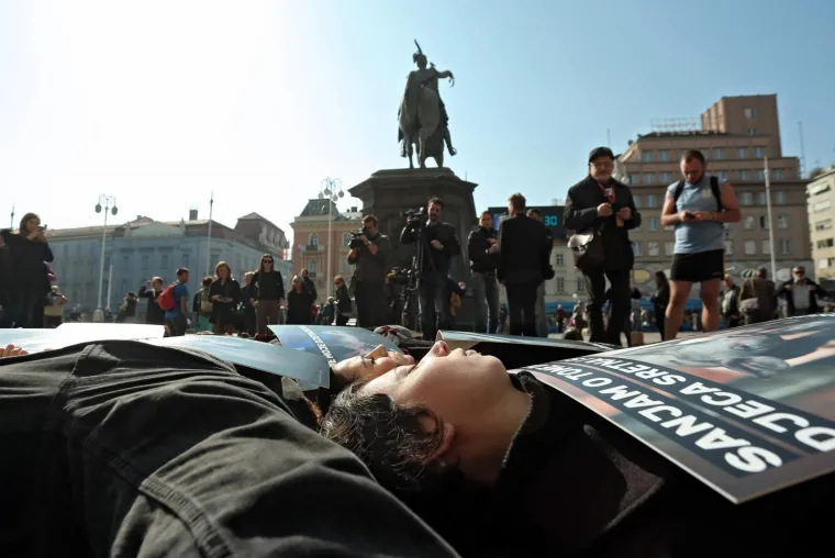 POTRESNI PERFORMANS NA TRGU BANA JELAČIĆA: Na koji način meso, mlijeko i jaja dolaze na naše stolove?