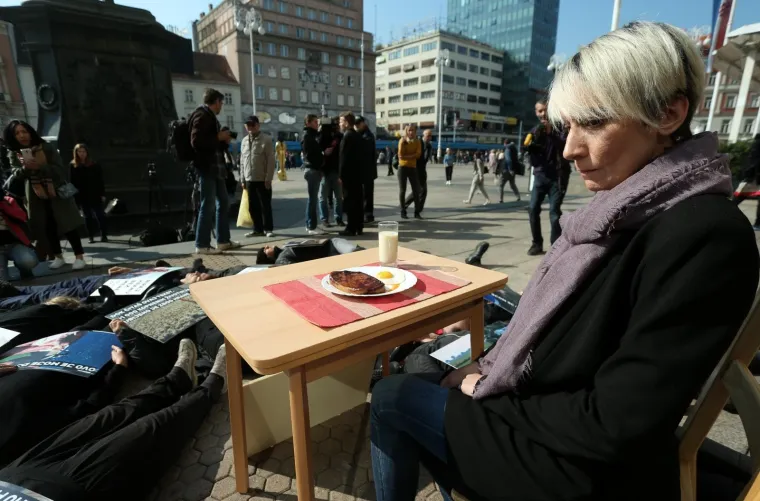POTRESNI PERFORMANS NA TRGU BANA JELAČIĆA: Na koji način meso, mlijeko i jaja dolaze na naše stolove?