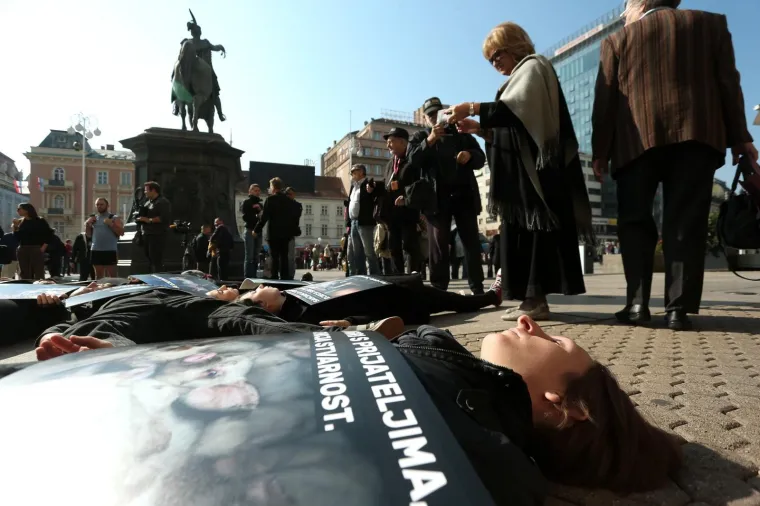 POTRESNI PERFORMANS NA TRGU BANA JELAČIĆA: Na koji način meso, mlijeko i jaja dolaze na naše stolove?