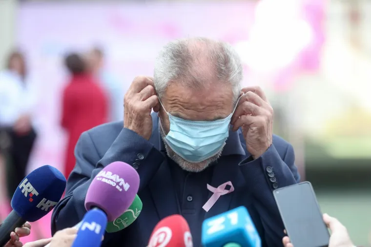 BANDIĆU MASKA OPET PRIUŠTILA 'MUKE ISUSOVE': Pogledajte koliko je truda uložio da bi ju stavio na lice...
