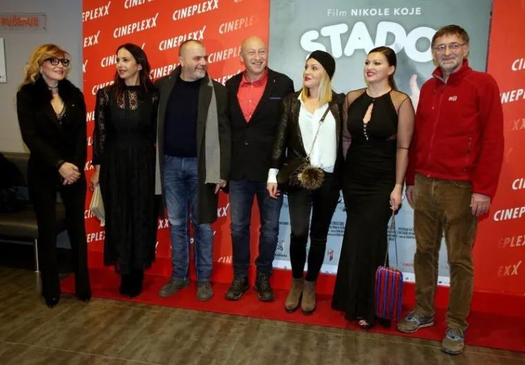 'Stado' je redateljski prvijenac srpskog glumca Nikole Koje, a u Zagrebu su ga uz Koju predstavili glumci Nataša Ninković i Zoran Cvijanović.