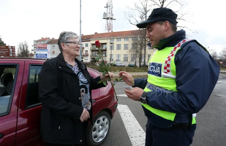 Inače ne volimo kad nas zaustave, ali policajci su danas pripremili lijepo iznenađenje za vozačice!