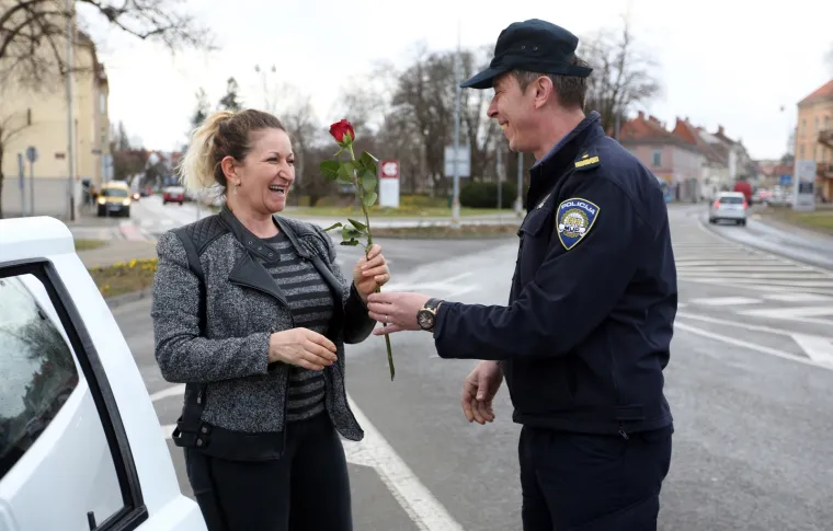 Inače ne volimo kad nas zaustave, ali policajci su danas pripremili lijepo iznenađenje za vozačice!
