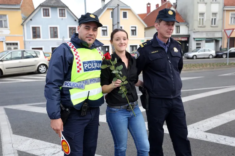 Inače ne volimo kad nas zaustave, ali policajci su danas pripremili lijepo iznenađenje za vozačice!