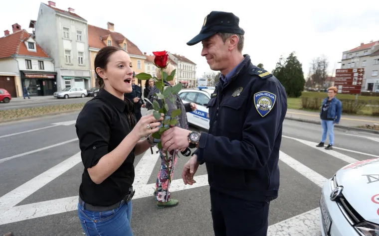 Inače ne volimo kad nas zaustave, ali policajci su danas pripremili lijepo iznenađenje za vozačice!