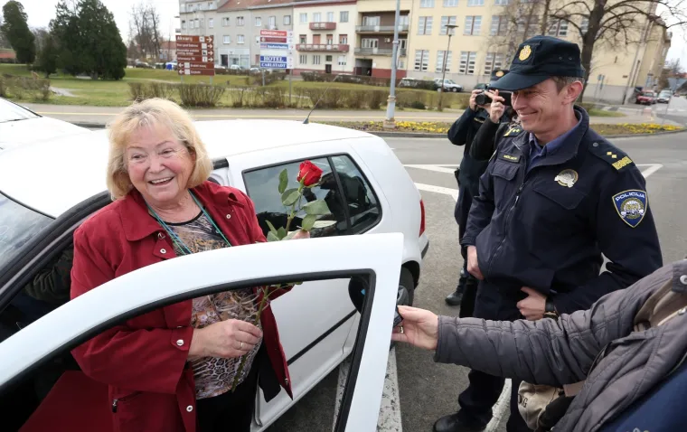 Inače ne volimo kad nas zaustave, ali policajci su danas pripremili lijepo iznenađenje za vozačice!