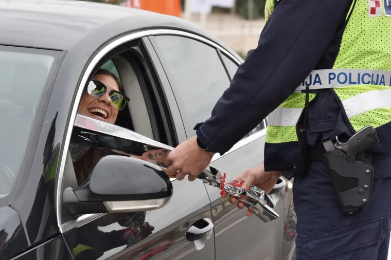 Inače ne volimo kad nas zaustave, ali policajci su danas pripremili lijepo iznenađenje za vozačice!