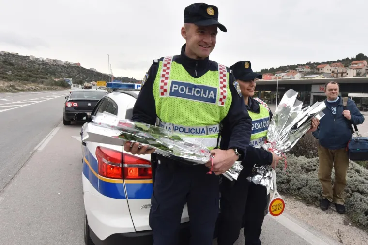 Inače ne volimo kad nas zaustave, ali policajci su danas pripremili lijepo iznenađenje za vozačice!