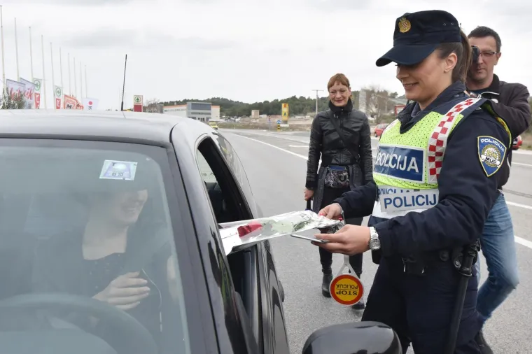 Inače ne volimo kad nas zaustave, ali policajci su danas pripremili lijepo iznenađenje za vozačice!