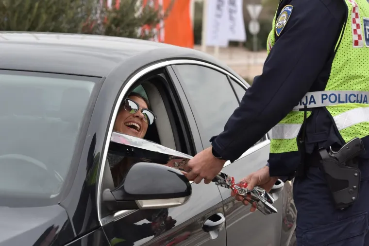 Inače ne volimo kad nas zaustave, ali policajci su danas pripremili lijepo iznenađenje za vozačice!