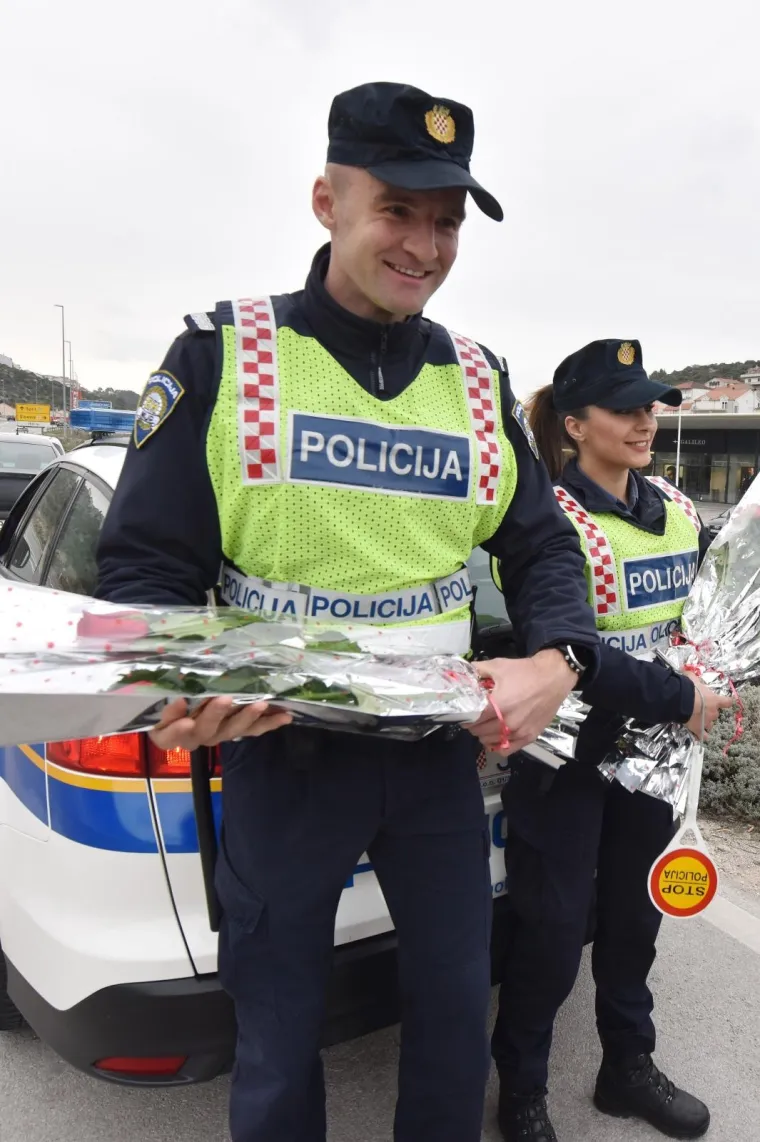 Inače ne volimo kad nas zaustave, ali policajci su danas pripremili lijepo iznenađenje za vozačice!