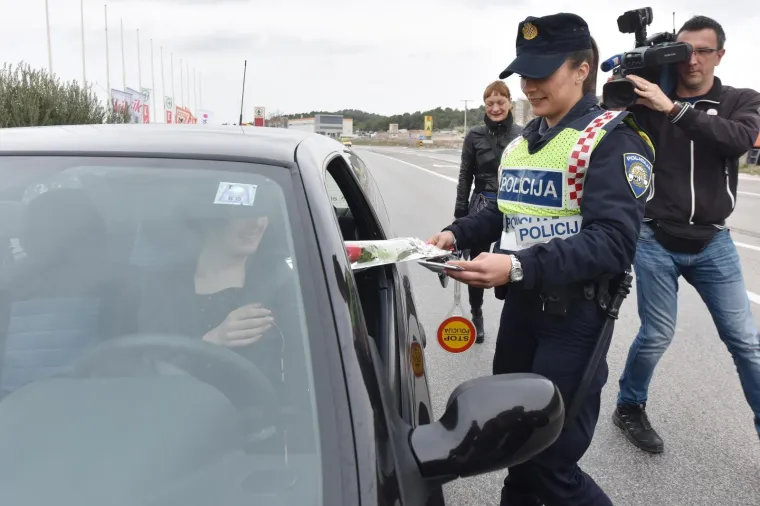 Inače ne volimo kad nas zaustave, ali policajci su danas pripremili lijepo iznenađenje za vozačice!