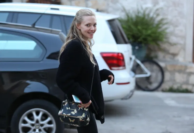 Amanda u filmu glumi Sophie, kćer Donne koju glumi Meryl Streep.