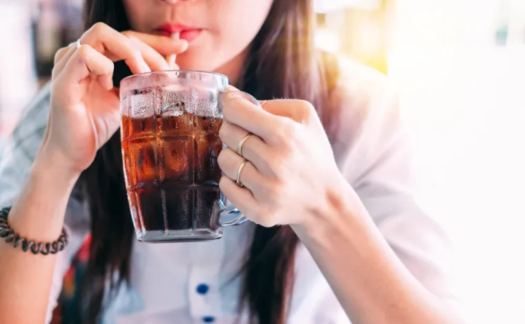 Što se tiče blokatora kalcijevih kanala, oni mogu povećati koncentraciju kofeina u krvi. Kao rezultat toga, pića kao što su čaj, kava, Coca Cola i neki lijekovi poput onih koji sadrže kofein, analgetici mogu uzrokovati štetne učinke u kombinaciji s lijekovima, kao što su nervoza ili nesanica. Jacquie je rekla: &quot;Ako ovo postane problematično, treba se smanjiti unos kofeina.&quot;