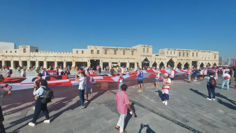 Stižu Hrvati: Najdulja navijačka zastava se vijori u Dohi, naši navijači opet zadivili