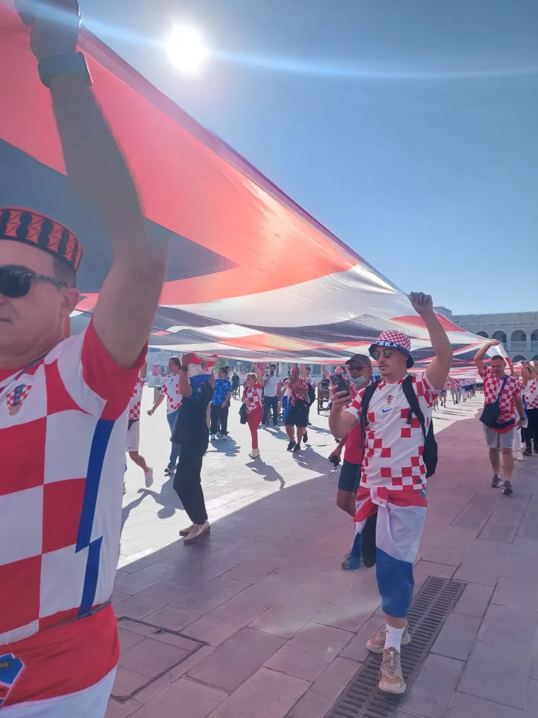 Stižu Hrvati: Najdulja navijačka zastava se vijori u Dohi, naši navijači opet zadivili