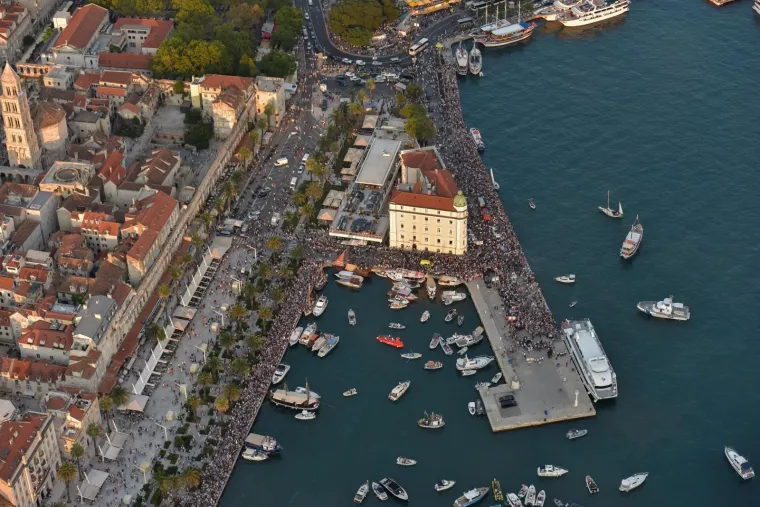 VELIČANSTVENE SNIMKE ISPRAĆAJA: Pogledajte kako je oproštaj Splićana od Olivera izgledao iz zraka