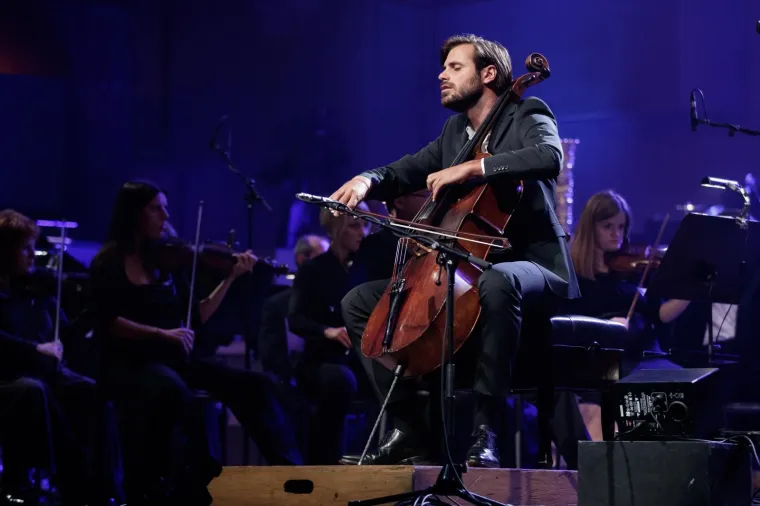 HAUSER U LISINSKOM: Planetarno popularni violončelist zagrebačkoj publici otkrio svoju nježnu stranu