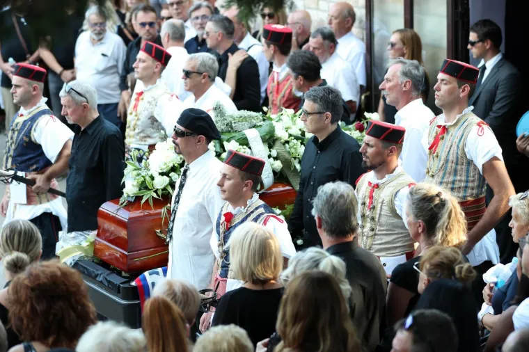 POKOPAN JE OLIVER DRAGOJEVIĆ: Hauser je otpjevao 'Galeb i ja', na pogreb došli Gibonni, Dino Rađa, Enis Bešlagić, Šuica...