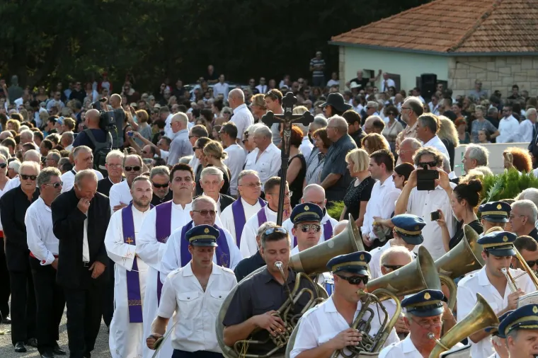 POKOPAN JE OLIVER DRAGOJEVIĆ: Hauser je otpjevao 'Galeb i ja', na pogreb došli Gibonni, Dino Rađa, Enis Bešlagić, Šuica...