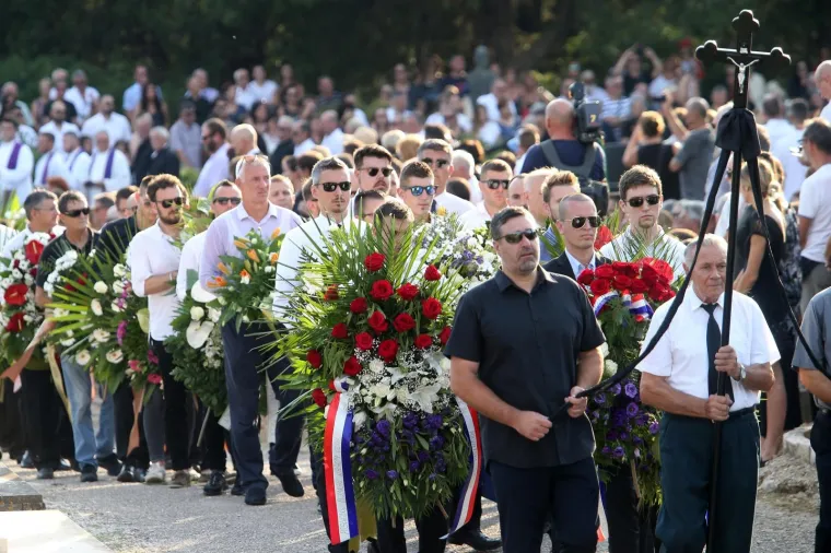 POKOPAN JE OLIVER DRAGOJEVIĆ: Hauser je otpjevao 'Galeb i ja', na pogreb došli Gibonni, Dino Rađa, Enis Bešlagić, Šuica...