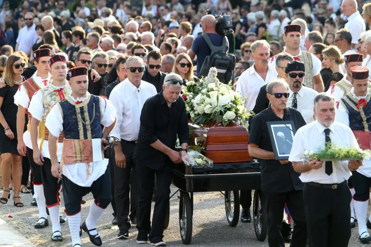 POKOPAN JE OLIVER DRAGOJEVIĆ: Hauser je otpjevao 'Galeb i ja', na pogreb došli Gibonni, Dino Rađa, Enis Bešlagić, Šuica...