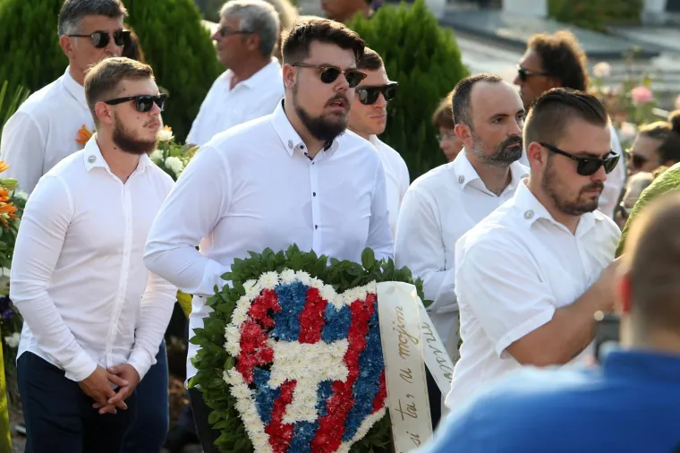 POKOPAN JE OLIVER DRAGOJEVIĆ: Hauser je otpjevao 'Galeb i ja', na pogreb došli Gibonni, Dino Rađa, Enis Bešlagić, Šuica...