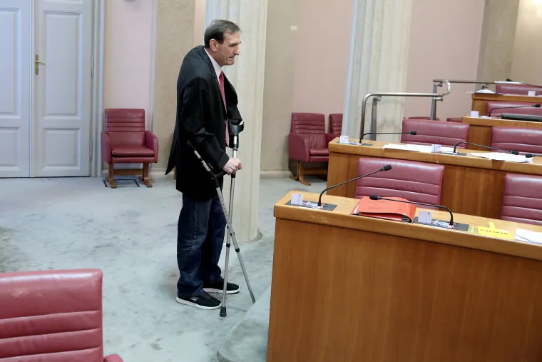 Nenad Stazić na štakama stigao u Sabor: 'To se SDP sprema za glasovanje'