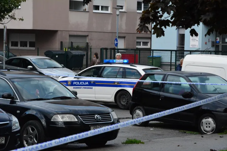EKSPLOZIJA U SLAVONSKOM BRODU: Oštećeno nekoliko automobila i prozori na obiteljskoj kući, ozlijeđenih nema