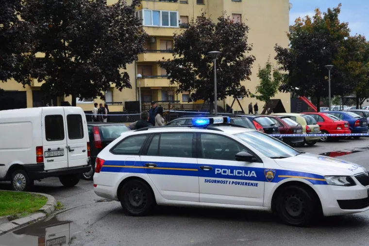 EKSPLOZIJA U SLAVONSKOM BRODU: Oštećeno nekoliko automobila i prozori na obiteljskoj kući, ozlijeđenih nema