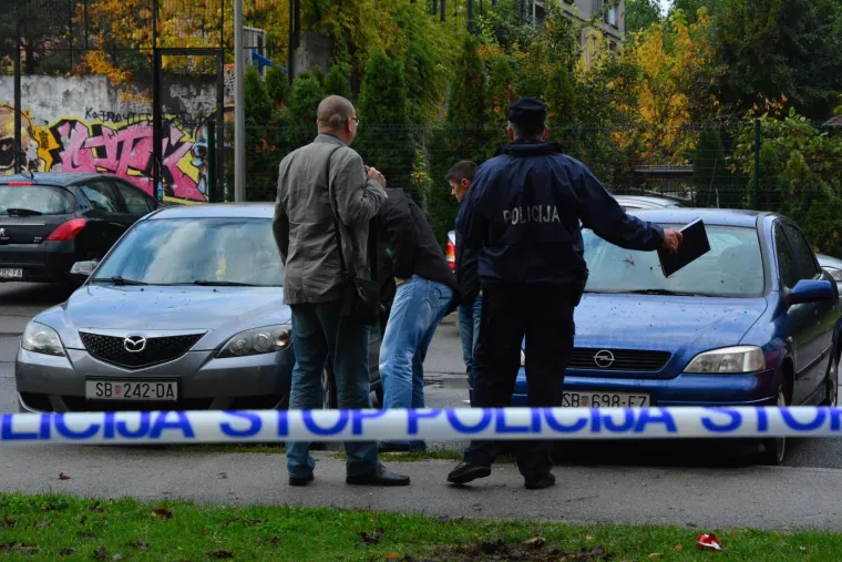 EKSPLOZIJA U SLAVONSKOM BRODU: Oštećeno nekoliko automobila i prozori na obiteljskoj kući, ozlijeđenih nema