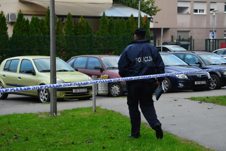 EKSPLOZIJA U SLAVONSKOM BRODU: Oštećeno nekoliko automobila i prozori na obiteljskoj kući, ozlijeđenih nema