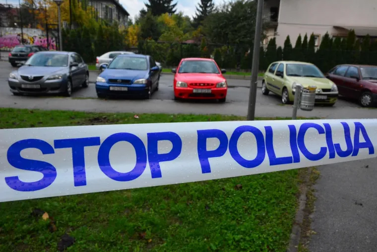EKSPLOZIJA U SLAVONSKOM BRODU: Oštećeno nekoliko automobila i prozori na obiteljskoj kući, ozlijeđenih nema