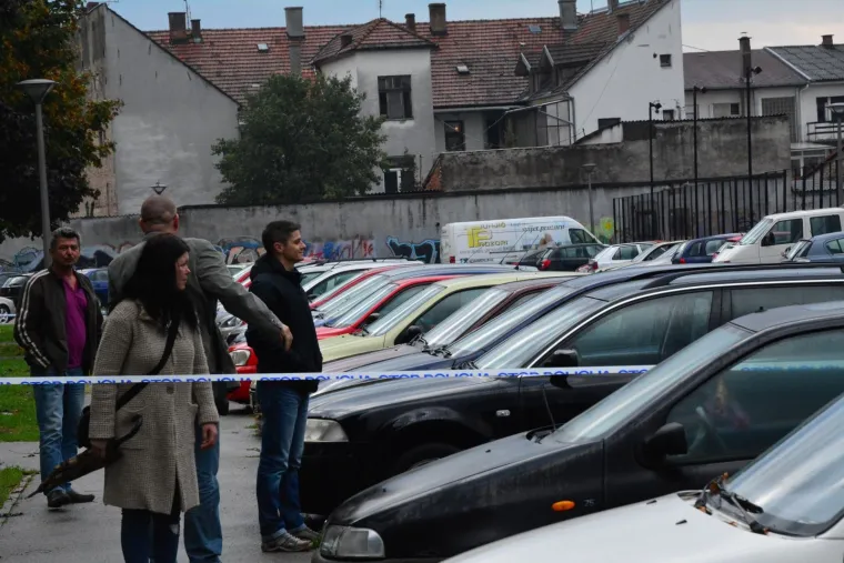 U ulici A. Cesarca u Slavonskom Brodu došlo je do eksplozije zasad neutvrđene eksplozivne naprave uslijed čega je oštećeno nekoliko vozila i prozorsko staklo na obiteljskoj kući. Nema ozlijeđenih osoba. Očevid je u tijeku, a kriminalističko istraživanje utvrdit će okolnosti ovog događaja.