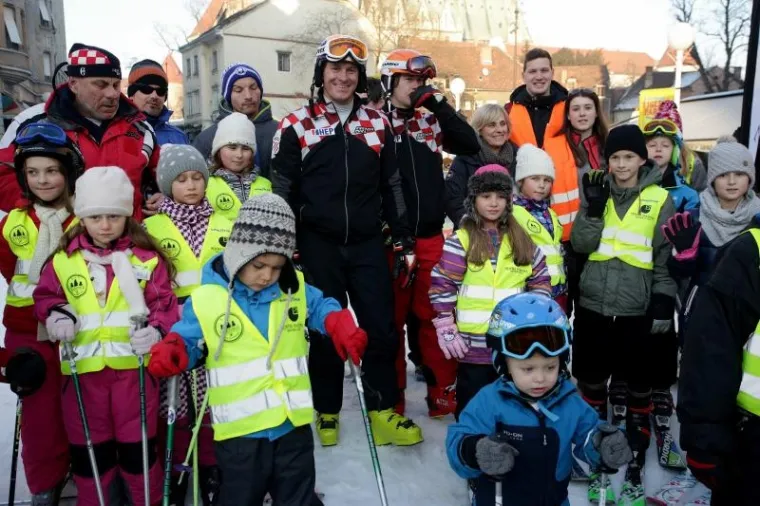 Sa sobom je poveo i suprugu Elin i starijeg sina Ivana.