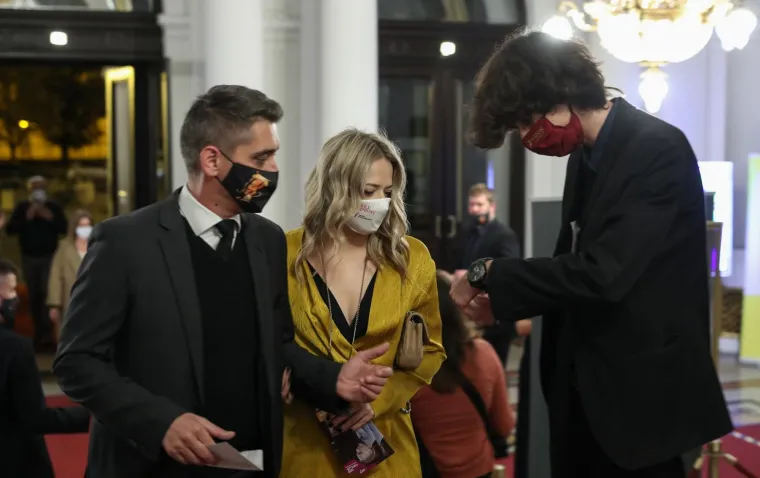 Jelena se u HNK-u pojavila u kratkoj žutoj haljini, dok je njen dečko nosio elegantno odijelo. Pridržavali su se epidemioloških mjera pa su oboje prije ulaska u dvoranu stavili zaštitne maske.