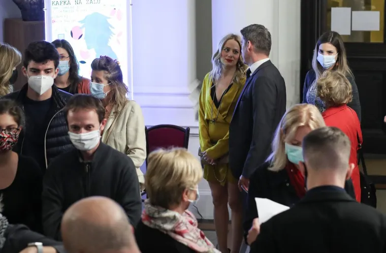 Inače, Veljača je prije nekoliko tjedana potvrdila vezu s bivšim savjetnikom Kolinde Grabar-Kitarović i Ive Josipovića, i to fotkom na Instagramu.