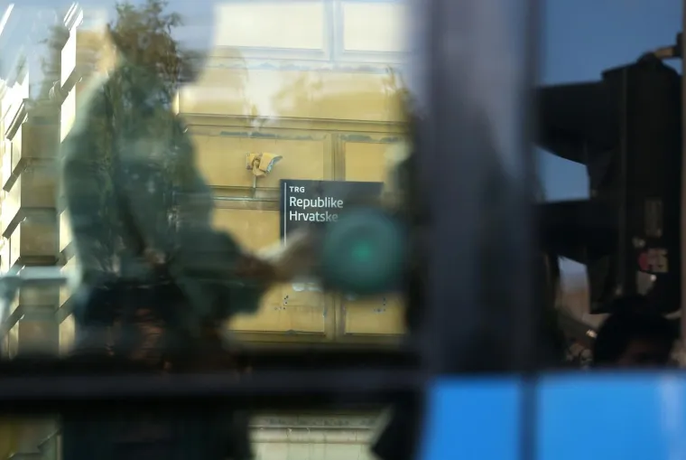 Bandić je, na koncu, skupštinsku većinu i relativno komotan gradonačelnički mandat osigurao pristankom na uvjet Neovisnih za Hrvatsku, iako je prethodno zdušno zagovarao da se odluku o promjeni naziva Trga maršala Tita donese referendumom.