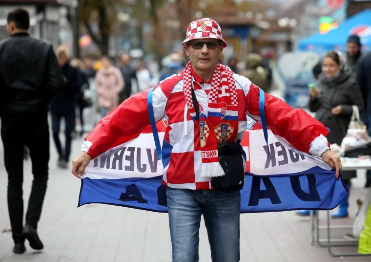 Ukrajinski i hrvatski navijači okupirali su u ponedjeljak poslijepodne centar Kijeva uoči odlučujuće utakmice skupine I u kvalifikacijama za Svjetsko nogometno prvenstvo.