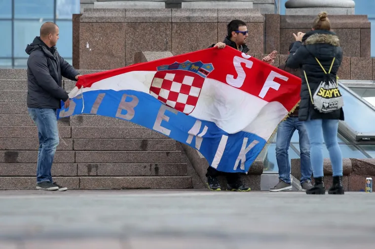 Sudeći po natpisima na zastavama, naši su navijači doputovali iz svih dijelova Hrvatske.