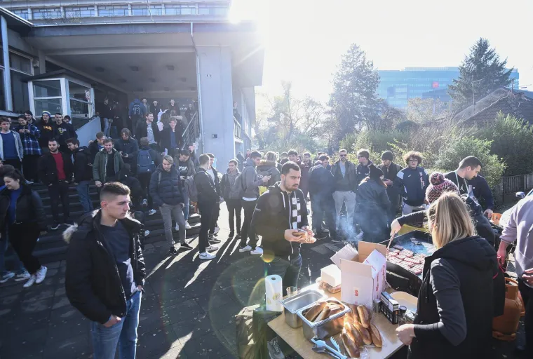 Pogledajte na kakav su genijalan način studenti iz Zagreba prosvjedovali protiv zatvaranja menze: 'Izbačeni smo usred ručka'