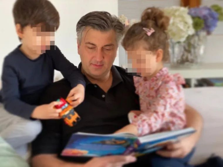 Premijer je 23. travnja 2020. iznenadio svoje Facebook pratitelje objavivši fotografiju s djecom. Kako je tada bio Svjetski dan knjige, hrvatski premijer ga je odlučio obilježiti na svoj način. &quot;Čitamo odmalena&quot;, napisao je premijer tada ispod fotografije te je dodao hashtag &quot;S knjigom nisi izoliran&quot;.