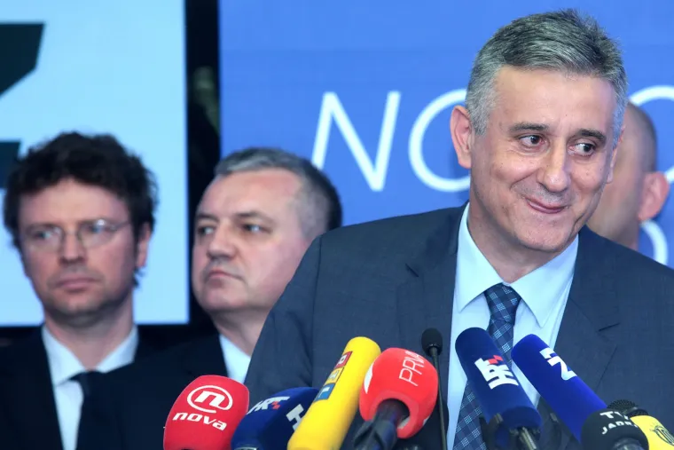 Lica HDZ-ovih ministara koji su stajali iza Karamarka na presici govore više od tisuću riječi