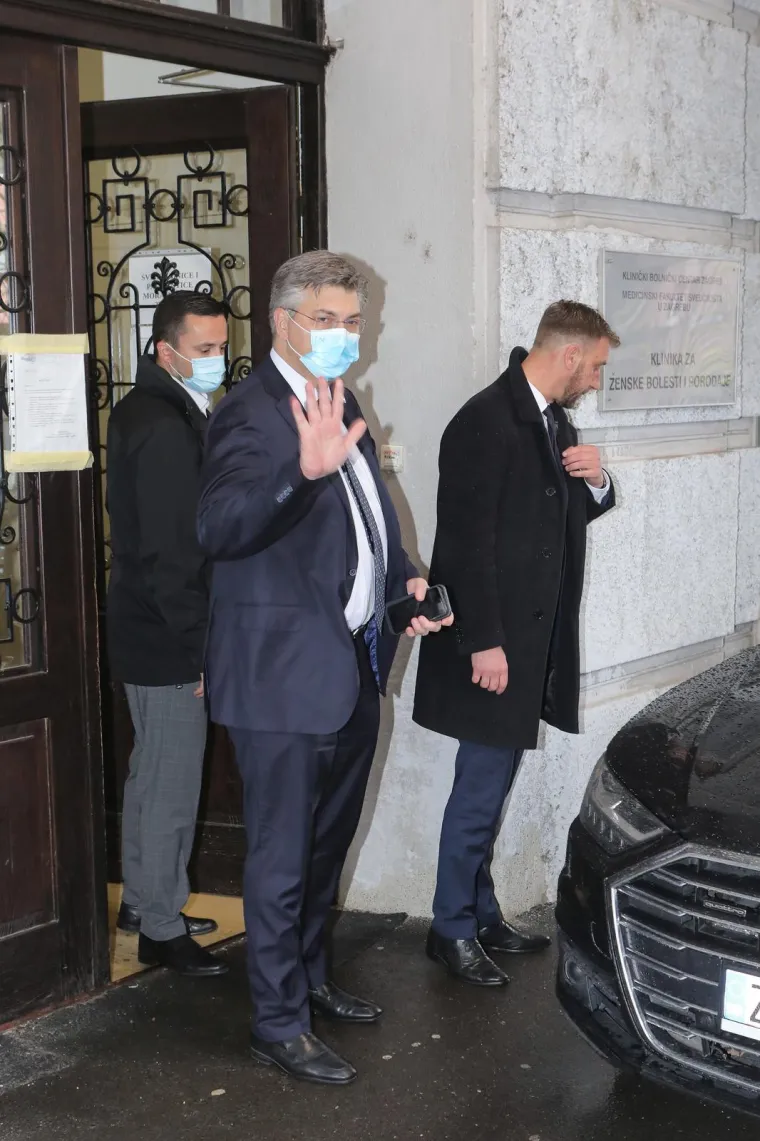 Premijera je samozatajna Ana zavela dok je radila u Saboru, a vjenčali su se na intimnoj ceremoniji, samo uz kumove