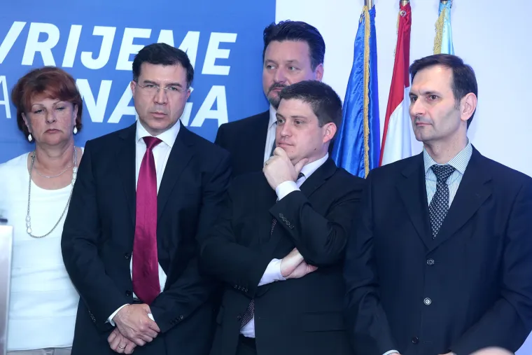 Lica HDZ-ovih ministara koji su stajali iza Karamarka na presici govore više od tisuću riječi