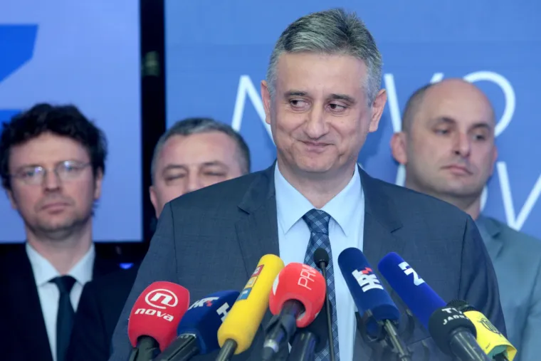 Lica HDZ-ovih ministara koji su stajali iza Karamarka na presici govore više od tisuću riječi