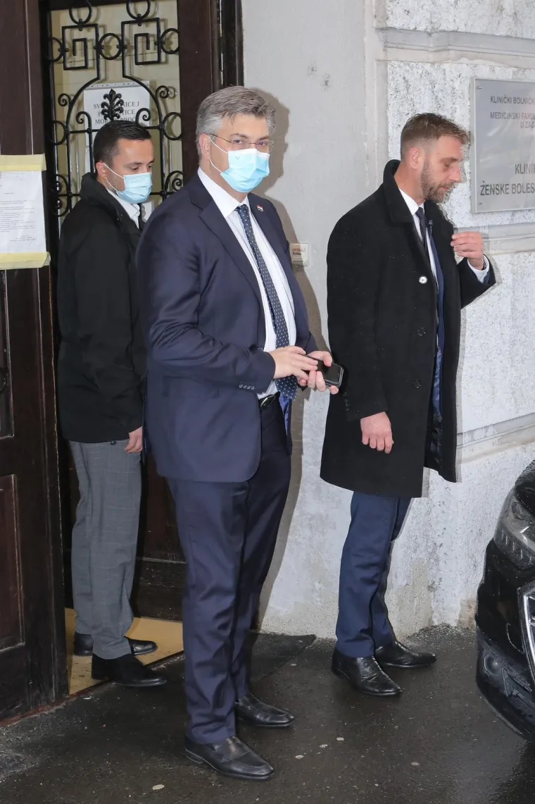 Predsjednik Vlade odlazi iz Petrove bolnice nakon posjeta supruzi. 